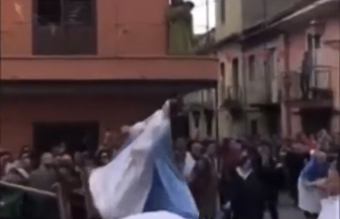 San Calogero. Statua della Madonna rischia di cadere durante la processione
