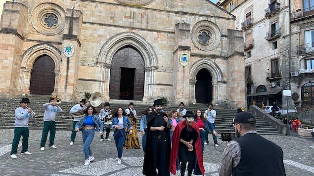 Il centro storico di Cosenza "balla" con il nuovo video di Zabatta Staila e Solfamì