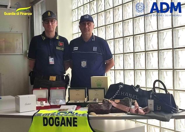 Aeroporto di Lamezia Terme, sequestrati orologi e borse di lusso contraffatti