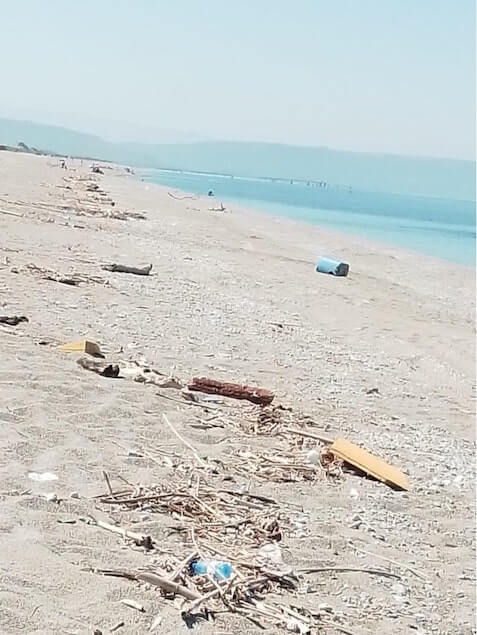 Lamezia. Stessa spiaggia stesso mare... sporco!