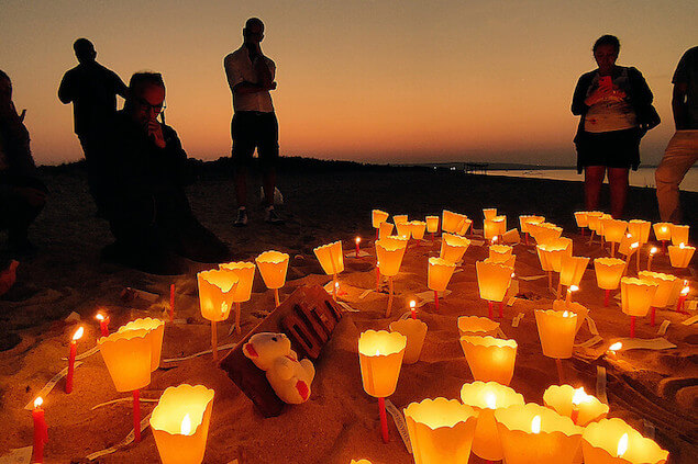 Ricordate vittime naufragio di Cutro, 94 candele su spiaggia