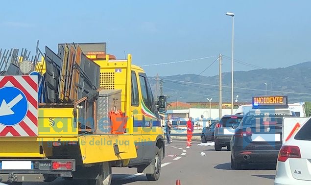 Lamezia. Tragico incidente nei pressi della rotatoria dell'aeroporto, morto un operaio