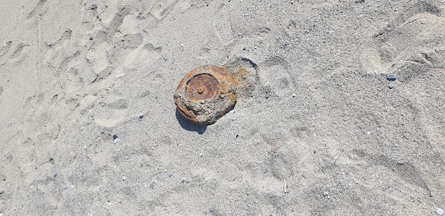 Mine anticarro ritrovate sulla spiaggia di San Pietro Lametino