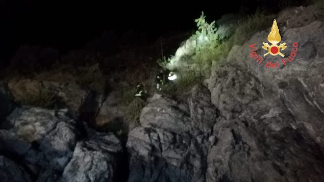 Stalettì: uomo resta bloccato sulla scogliera di Caminia, salvato dai vigili del fuoco