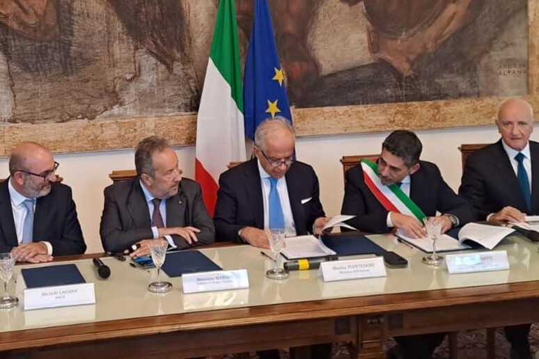 Piantedosi firma protocollo legalità per Museo del Mare a Reggio