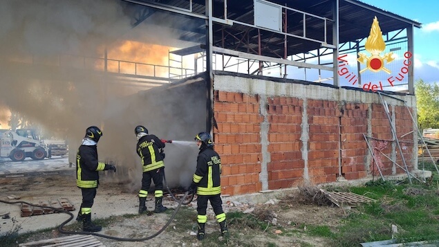 Catanzaro. Incendio in un deposito di materiale edile, intervento dei vigili del fuoco