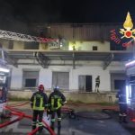 Incendio capannone a Caraffa, in corso intervento dei vigili del fuoco