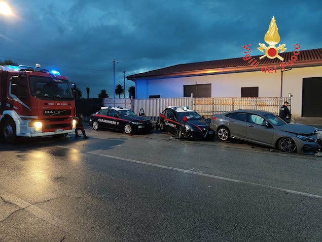 Lamezia. Auto perde controllo e impatta su due pattuglie dei carabinieri, 4 feriti, due gravi