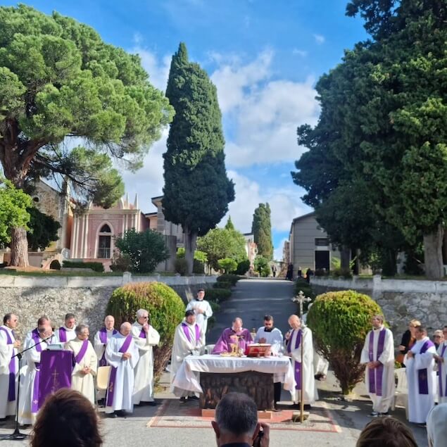 Lamezia. Il vescovo Parisi presiede celebrazioni nei cimiteri cittadini