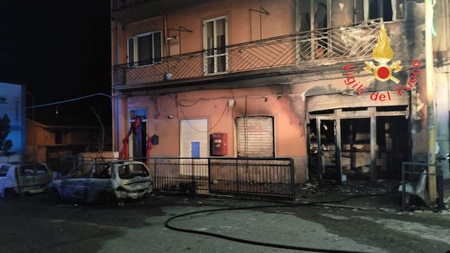 Incendio distrugge ufficio postale e veicoli a Mandatoriccio: nessun ferito