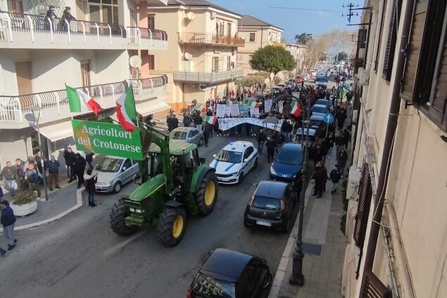 Corteo protesta agricoltori a Crotone, 'il problema è di tutti'