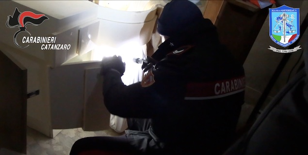 Droga e cellulari a detenuti carcere Catanzaro, 38 indagati