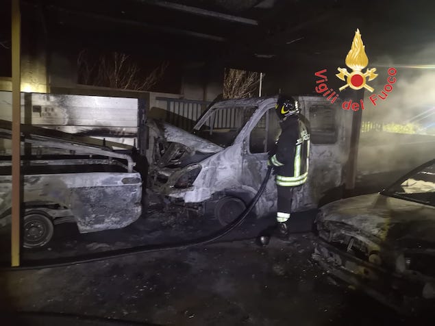 Incendio distrugge automezzi a Montauro Superiore: indagini in corso