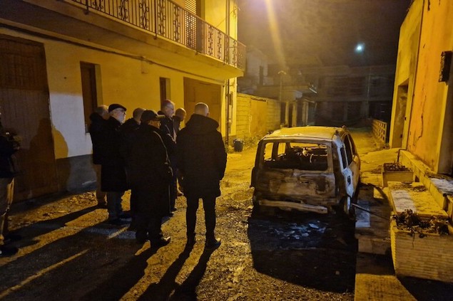 Intimidazione al parroco di Varapodio, incendiata la sua auto