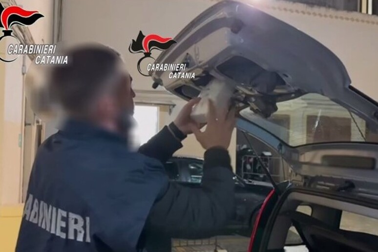 Coppia corrieri con 4 kg di cocaina in auto, arrestata a Catania