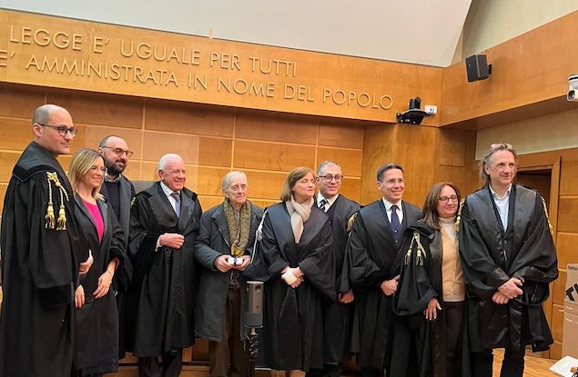 Lamezia, l'avvocato Michele Martino riceve la medaglia d'oro per i suoi cinquant'anni di professione