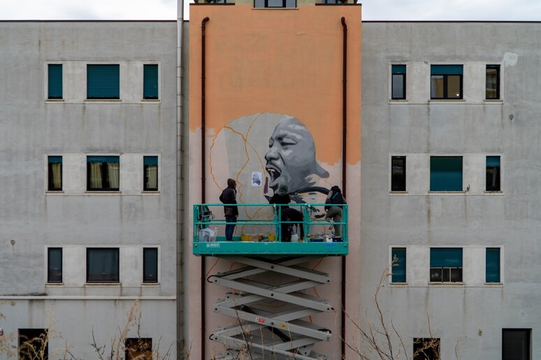 Murale contro il razzismo a Reggio, raffigura Luther King