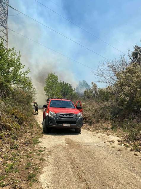 Vigili del fuoco in prima linea contro gli incendi nella provincia di Catanzaro