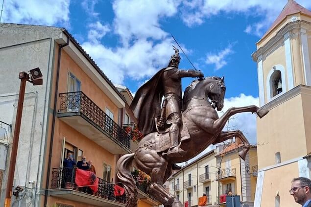 Inaugurata a San Basile statua equestre eroe albanese Scanderbeg