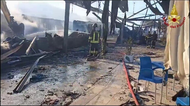 Incendio distrugge stabilimento balneare a Diamante, danni ingenti alla struttura