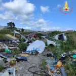 Lamezia. Nuovo incendio di rifiuti al campo rom di Scordovillo