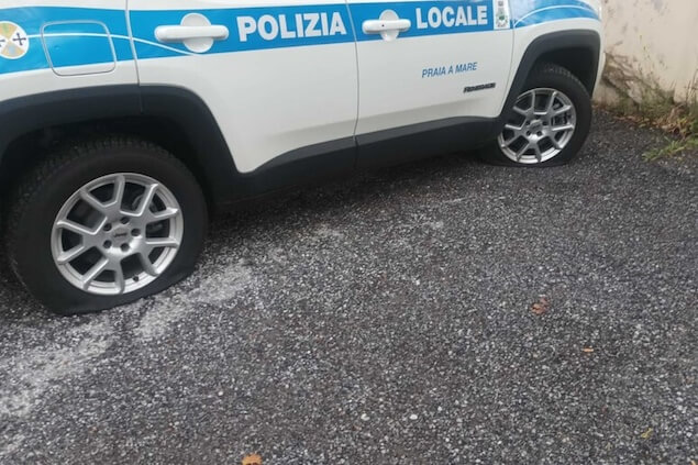 Tagliate le gomme dei mezzi della Polizia locale di Praia a Mare